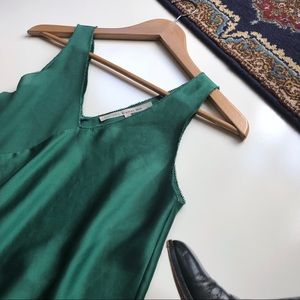 • RACHEL ROY• Emerald green deep V top.